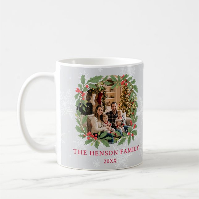 Elegant Holly Wreath Merry Christmas Family Photo Kaffemugg (Vänster)