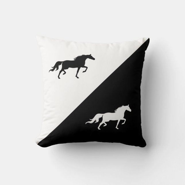 Elegant Horse Silhouettes on Black & White Kudde (Framsida)