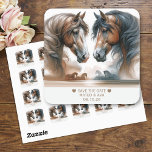 Elegant Horses Bröllop spara datum Fyrkantigt Klistermärke<br><div class="desc">För bröllop par som njuter av hästar bör detta speciell spara datummärket. Vackra hästar finns med tillsammans med din önskan att spara datumrubriken. Använda mallen om du vill ändra texten så att den passar dina behov.</div>