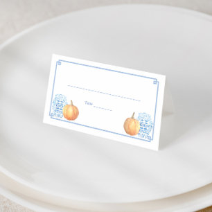 Elegant höstpumpafirande blå och vit bröllunch placeringskort