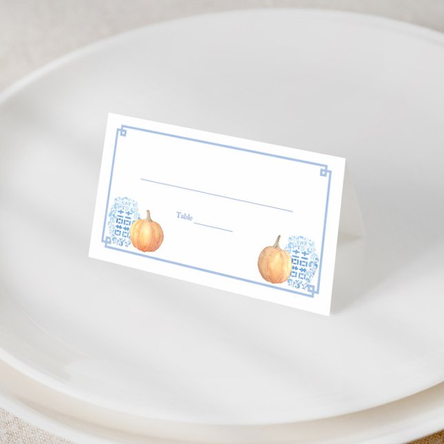 Elegant höstpumpafirande blå och vit bröllunch placeringskort (Ginger jar place card with watercolor orange pumpkins and blue and white greek key print)