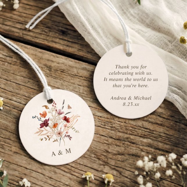 Elegant höstvattenfärg vildblomma bröllop gåvor etiketter (Round fall wedding favor tag with burgundy watercolor wildflowers and couple's initials)