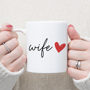 Elegant hustru med rött hjärta kaffemugg