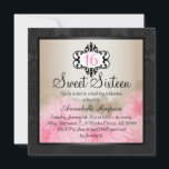 Elegant inbjudan för sötsak 16 för rosor & för<br><div class="desc">Denna inbjudan för elegantanpassadesweet sixteen presenterar en rosa blom- design & ett damastast mönster för svart. Skräddarsy den,  genom att tillfoga som är ditt,  specificerar i stilsorten av ditt primat!</div>