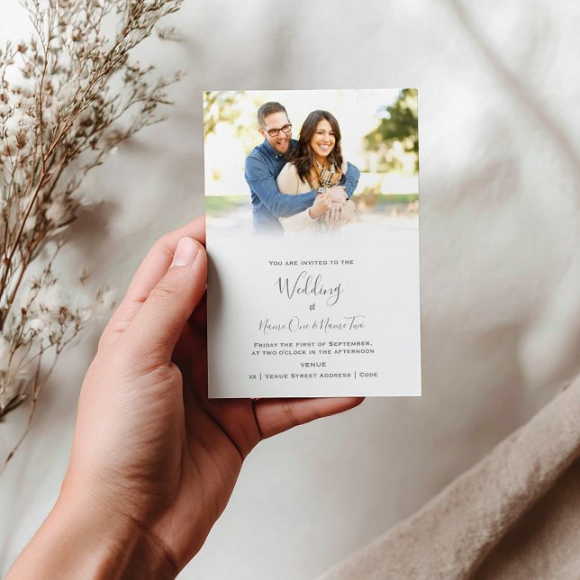 Elegant, inbjudan till fotogradient-bröllop (Wedding invitation with a photo at the top fading down into white for the details)