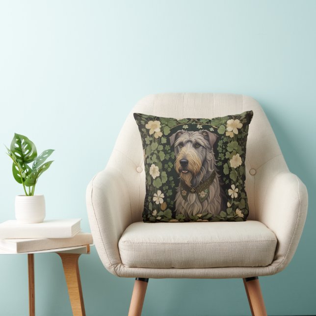 Elegant Irish Wolfhound with Shamrocks Kudde (Stol)