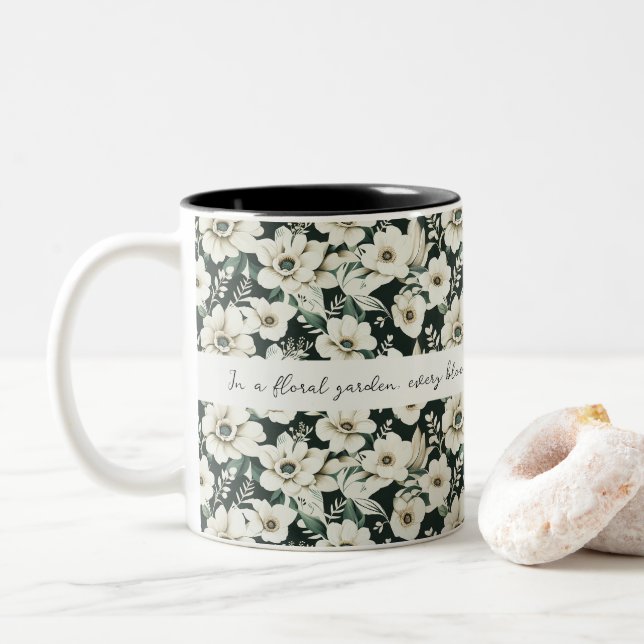Elegant Ivory Flowers Två-Tonad Mugg (Med munk)