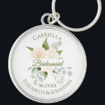 Elegant Ivory Peach Ro Bridesmaid Bröllop Keych Rund Silverfärgad Nyckelring<br><div class="desc">De här nyckelkedjorna är designade för ge som favoriter för brudar i bröllopsfesten. De har en vacker, handmålad vattenfärgskonstruktion med en bukett av elfenbenspersikofärgad färgad ro, eukalyptus löv och greenery, med en vit banderoll över mitten: Bridesmaid in elegant moss grönt script lettering. Det finns plats för hennes namn överst, och...</div>