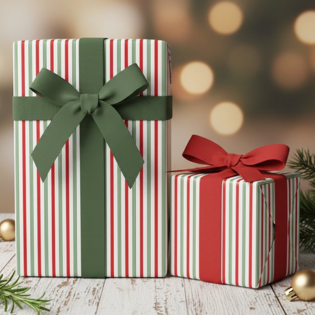 Elegant jägaregrön och röd candy cane-randig presentpapper (Elegant Festive Hunter Green & Red Striped Pattern Christmas Gift Wrap. Thin Green & Red Pinstripes)