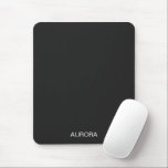 Elegant Jet Svarta Personligen Namn - Musmatta<br><div class="desc">Uppgradera arbetsytan med den här eleganta och snyggt-muspekaren med en svart bakgrund i jet och ditt eget namn i ren, modern typografi. Perfekt för både hemmet och användan på kontoret. Den här personligens talesman ger ditt skrivbord en smula elegans och individualitet. En tänksam och funktionell gåva till studenter, professioneller eller...</div>
