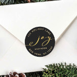 Elegant Joy Black & Guld jul Returadress Runt Klistermärke<br><div class="desc">Den här snyggten har ett elegant guld-glädjesskript med familjen namn och returadress på svart bakgrund (utbytbar bakgrund färg). Om du vill ha en mer avancerad anpassning av den här designen klickar du på länken "anpassa ytterligare".</div>