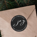 Elegant Joy jul | Helgdag Black Runt Klistermärke<br><div class="desc">Den här snyggten har ett skript för elegantens glädje med anpassningsbar på svart bakgrund (utbytbar bakgrund i färg). Om du vill ha en mer avancerad anpassning av den här designen klickar du på länken "anpassa ytterligare".</div>