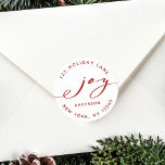Elegant Joy Red & White Helgdag Returadress Runt Klistermärke<br><div class="desc">Den här snyggten har ett elegant-glädjesskript med familjen namn och returadress på vit bakgrund (utbytbar bakgrund färg). Om du vill ha en mer avancerad anpassning av den här designen klickar du på länken "anpassa ytterligare".</div>