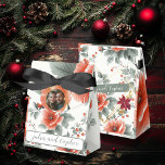 Elegant Jul Bröllop Blommigt med Romantic Pic Presentaskar<br><div class="desc">Lägg till en personlig beröring till din jul bröllop med vår favoritruta för Blommigt med ett romantiskt foto. Perfekt för bröllop som är temat för helgdag. De här anpassadena är idealiska för att hålla små gåvor och behandlingar,  blanda festiös elegans med din artikel om kärlek.</div>