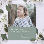 Elegant Jul Cheer | Grayish Grönt Photo Chic Julkort<br><div class="desc">Enkelt, snyggt, platta helgdag med elegant med modernt, minimalt typografiskt citat "helgdag cheer and a gott nytt år" i vitt på en grå grönt. Namn, år och hälsning kan lätt anpassas för personlig kontakt. Ett sofistikerat, minimalistiskt och contemporary julklapp för att stå ut från folkmassan i julhelgen! Bilden som visas...</div>