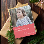 Elegant Jul Cheer | Raspberry Red Photo Helgkort<br><div class="desc">Enkelt, snyggt, elegant-vikat fotokort med modernt, minimalt typografiskt citat "helgdag cheer and a gott nytt år" i vitt på en rosaftig, raspberröd bakgrund. Namn, år och hälsning kan lätt anpassas för personlig kontakt. Ett sofistikerat, minimalistiskt och contemporary julklapp för att stå ut från folkmassan i julhelgen! Bilden som visas är...</div>