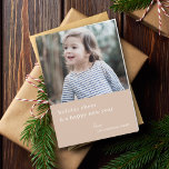 Elegant Jul Cheer | Taupe Clay Photo Chic Helgkort<br><div class="desc">Enkelt, snyggt, elegant, veckat fotokort för helgdag med modernt, minimalt typografiskt citat "helgdag cheer and a gott nytt år" i vitt på en tauplera med brun bakgrund. Namn, år och hälsning kan lätt anpassas för personlig kontakt. Ett sofistikerat, minimalistiskt och contemporary julklapp för att stå ut från folkmassan i julhelgen!...</div>