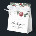 Elegant Juldagen Blommigt Vinterbröllop Presentaskar<br><div class="desc">Rustiska vinterteman innehåller en enkel vit bakgrund,  festiva vattenfärgade blommigtar och löv,  julröda och guld-bubblor,  titeln "tack" och namn.</div>