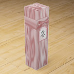 Elegant Julens Rosa Faux Satin Graphic w/Card Presentask För Vinflaska<br><div class="desc">Den här elegantens grafiska design ser ut som veck av rosa satatin.  Den lyxiga formen av faux rosa-satatin kommer att vara mycket festlig för din julklapp hemma eller på kontoret. 

 Märkrn och buggen är inte verkliga,  de ingår i den tryckta utformningen.</div>