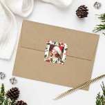 Elegant: Julfärg - Greenery Photo Fyrkantigt Klistermärke<br><div class="desc">Fyrkantig helgdag-design ger ditt favoritfoto som är framtaget av en vacker vattenfärgdesign för julgranar med vibranta grönt löv och röda bär. Tips! skörd i fotot till ett fyrkantigt format innan du överför det till platsen.</div>