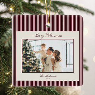 Elegant julfotografi med burgunderfärgade ränder julgransprydnad keramik