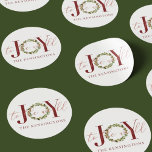Elegant Julglädjen till världskriget Runt Klistermärke<br><div class="desc">Elegant jul Joy to the World WAN Helgdag Stickers med en frisk krans i helgdag grey and elegant typography. Det är enkelt att lägga till ditt namn eller din anpassningsbar för en roligt,  personlig som gör att perfekten avslutar vid helgdagskorten och presenter!</div>