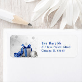 Elegant julklapp med blå band returadress etikett