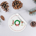 Elegant Julkransfamiljen adress Runt Klistermärke<br><div class="desc">En enkel helgdag för elegant- eller affärsjuldekal med JOY blommigt-typografi med återtraditionell fir grenar-krans,  hallon och rödbåg.             Anpassa det med ditt namn och din text!</div>