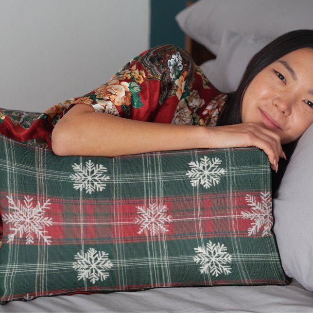 Elegant Julpset Red and Grönt Snöflingor Lumbarkudde (Elegant Christmas Plaid Red and Green Snowflakes Lumbar Pillow)