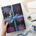Elegant Julsnowflake mönster holograf Presentpapper<br><div class="desc">Modern juldesign med faux holoGraphics snowflake mönster på svart bakgrund.</div>