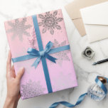 Elegant Julsnowflake mönster holograf Presentpapper<br><div class="desc">Modern jul mönster med faux silver snöflingor på en pastellbakgrund.</div>