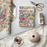 Elegant juvelton med sammanflätade ringar vigsel- presentpapper<br><div class="desc">Fira kärlek i livlig stil med detta djärva och eleganta bröllopsinpackningspapper. Med sammanflätade guldringar i mitten av en ädelstensfärgad design utstrålar detta omslag energi, romantik och sofistikering. Rika nyanser av fuchsia, koboltblått, gyllengult och ljusa accenter är sammanflätade med blomster motiv och graciösa mönster, vilket gör det perfekt för bröllop, årsdagar...</div>