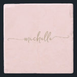 Elegant Kalligrafi Guld Skrift Monogram Namn Stenunderlägg<br><div class="desc">Elegant Chic Modern Guld Monogram Namn Signatur Skript Anpassad Personlig Stenunderlägg. Denna design har ett anpassat namn i en kursiv handskriven svansfont kalligrafi (eller typografi) i guld på rosafärgad eller babyrosa bakgrund. Dessa är lätta att anpassa. Fantastisk stilren feminin husvärmningspresent, bröllop, även för födelsedag, brudshow, sweet 16 födelsedagsfest, mors dag...</div>