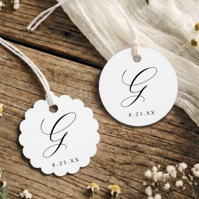 Elegant kalligrafi monogram initial G bröllop Gåvor Etiketter (Elegant round and scalloped wedding favor tags with calligraphy monogram initial G.)