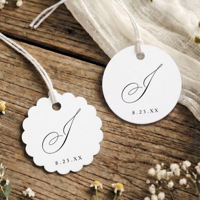 Elegant kalligrafi monogram initial J bröllop Gåvor Etiketter (Elegant round and scalloped wedding favor tags with calligraphy monogram initial J.)