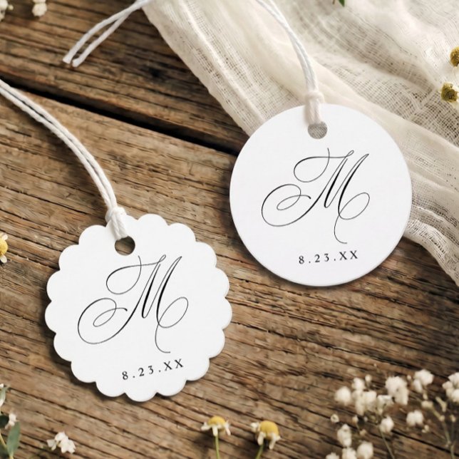 Elegant kalligrafi monogram initial M bröllop Gåvor Etiketter (Elegant round and scalloped wedding favor tags with calligraphy monogram initial M.)