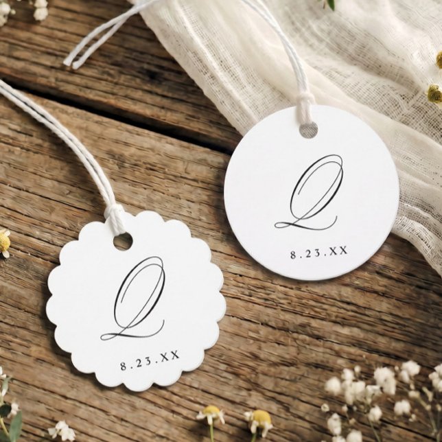 Elegant kalligrafi monogram initial Q bröllop Gåvor Etiketter (Elegant round and scalloped wedding favor tags with calligraphy monogram initial Q.)