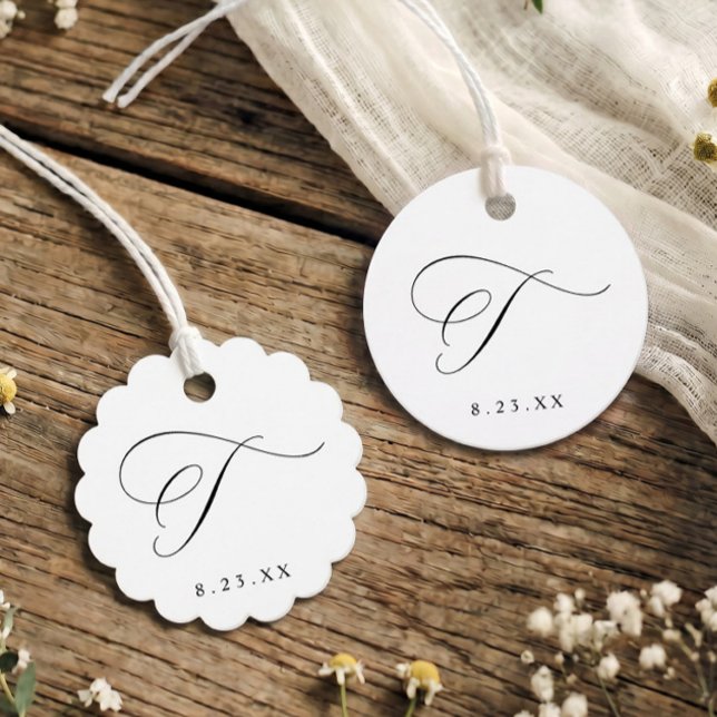 Elegant kalligrafi monogram initial T bröllop Gåvor Etiketter (Elegant round and scalloped wedding favor tags with calligraphy monogram initial T.)