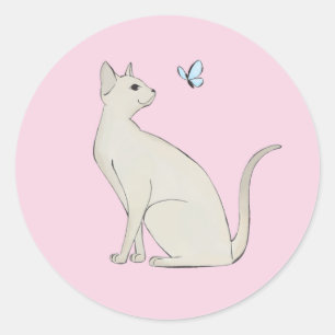 Elegant katt med fjäril Sticker Runt Klistermärke