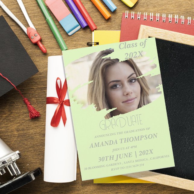 Elegant klass av 2026 examensfoto examensfest inbjudningar (Green Photo Class of 2026 Graduation Party Invitation – Personalized Modern Graduate Celebration )