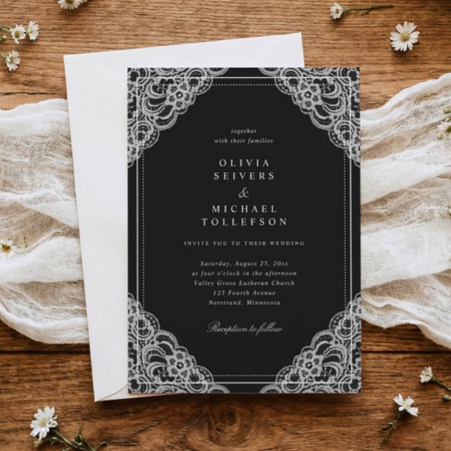 Elegant Klassisk Svart & Vit Fransk Spets Bröllop Inbjudningar (Black wedding invitation with white lace corners and elegant white calligraphy text)