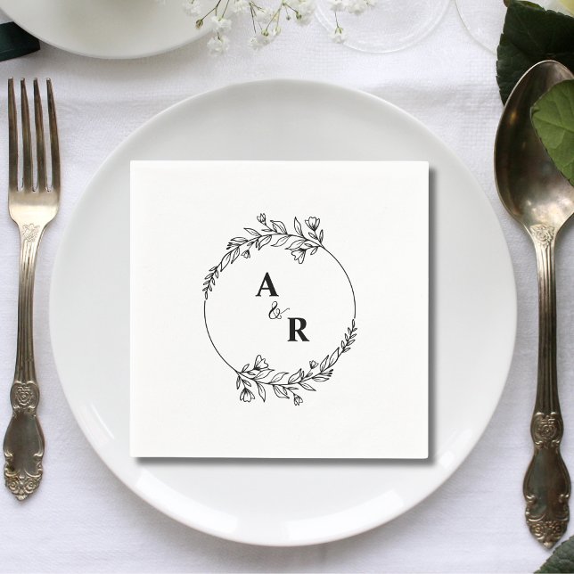 Elegant Klassiskt Par Initial Bröllopspapper Pappersservett (Elegant classic couple initial wedding paper napkins add timeless charm to wedding receptions.)