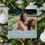 Elegant kommer du att bli min Bridesmaid? 2 Foto Julgransprydnad Keramik<br><div class="desc">Varför inte be dina besties att vara en bridesmaid vid bröllop med den här eleganten fotot som prydnadsföremål. Utformningen innehåller två foto som du väljer, ett block för grönt som kan ändras till valfritt färg till kostym och till ett faux-guld-hjärtkonfekti. Kan ändras för Maid of honor, Flower Girl etc. Perfekten...</div>