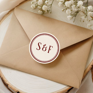 Elegant krämfärgad och vinröd monogramkuvertssigil runt klistermärke