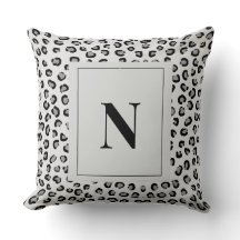Elegant kudde med leopardtryck och monogram
