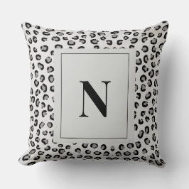 Elegant kudde med leopardtryck och monogram