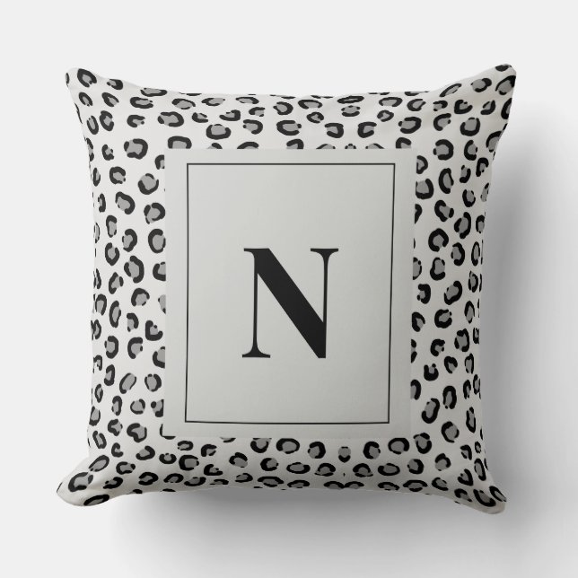 Elegant kudde med leopardtryck och monogram (Framsida)