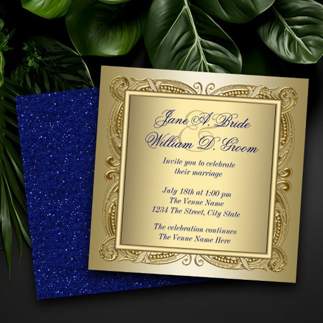 Elegant kunglig blå och guldbröllop inbjudningar (Royal blue and gold wedding invitation with elegant gold swirls. )