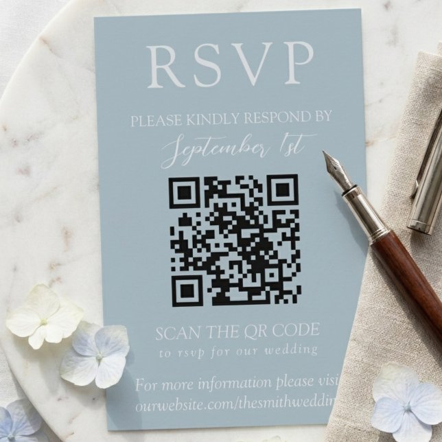 Elegant kustnära blå skript QR bröllop  OSA Kort (Elegant Coastal Blue Script QR Wedding RSVP Card)