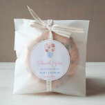Elegant Kvinnlig Rosa, blå Möhippa för  Runt Klistermärke<br><div class="desc">Tack för alla händelser (visas här för en babyåda,  men all text fält är anpassade). Utformningen har en vattenfärg med en blå och vit ingefära burk fylld med rosa och kräm-vit ros.</div>